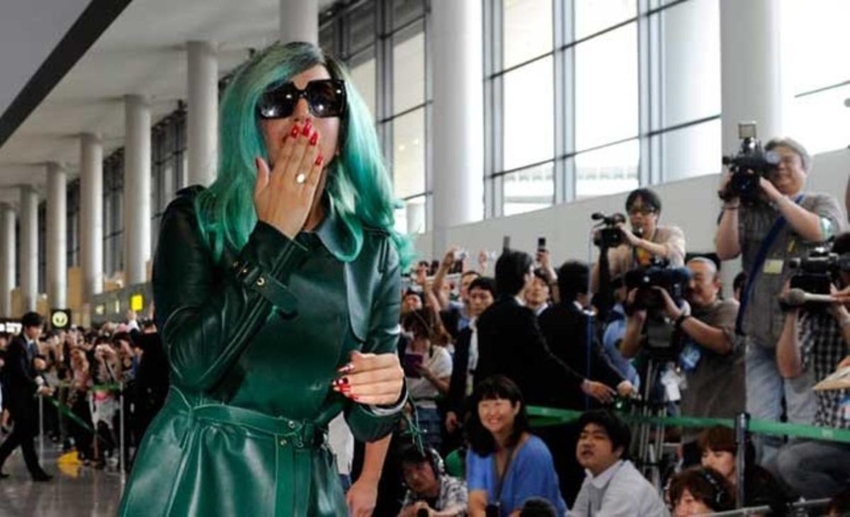 La cantant nord-americana Lady Gaga tira petons a la premsa a l’arribar a l’aeroport internacional de Narita, a prop de Tòquio (Japó) dimarts. Lady Gaga es troba al Japó per participar en l’espectacle MTV Japan en benefici de la Creu Roja japonesa el pròxim 25 de juny de 2011.