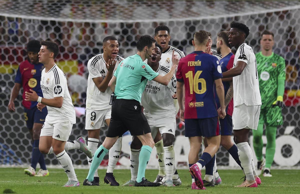 Los jugadores del Real Madrid protestan una acción arbitral a De Burgos Bengoetxea, durante la final de Copa de La Cartuja.