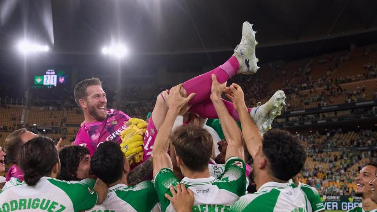 Adrián San Miguel, manteado por sus compañeros en su retirada tras el Betis-Levante