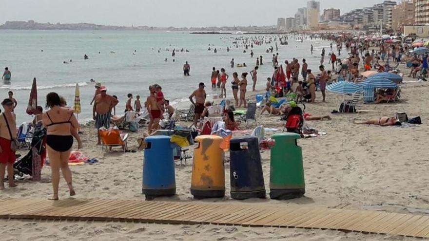 La playa del Galúa llena ayer de domingueros pese a que el sol no lució con toda su fuerza.