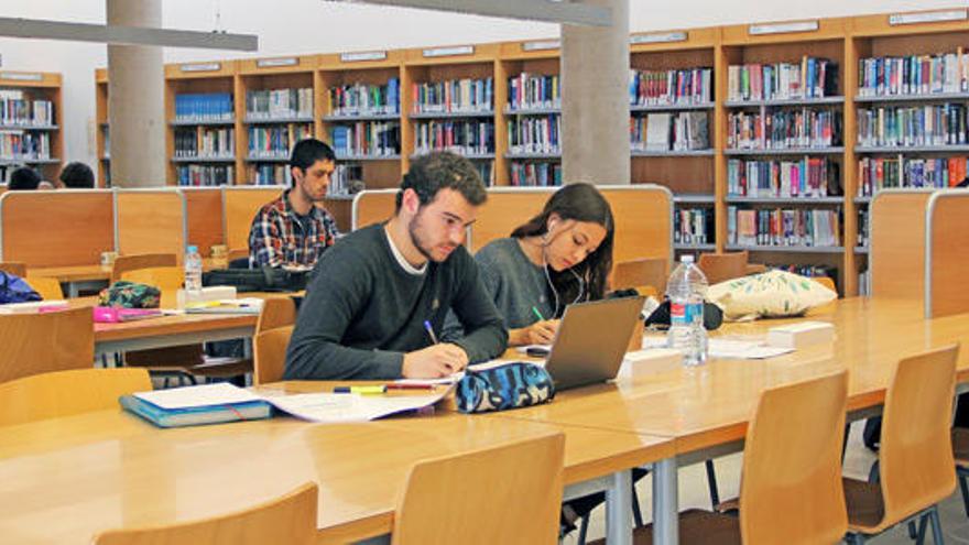 Estudiantes en una biblioteca.