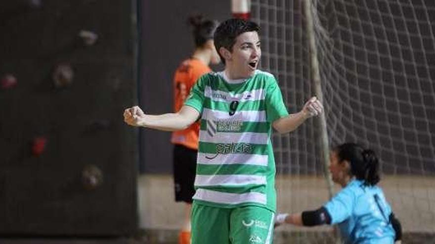 Sonia Pacios celebra el primer gol, ayer, contra el Burela. // I.Osorio