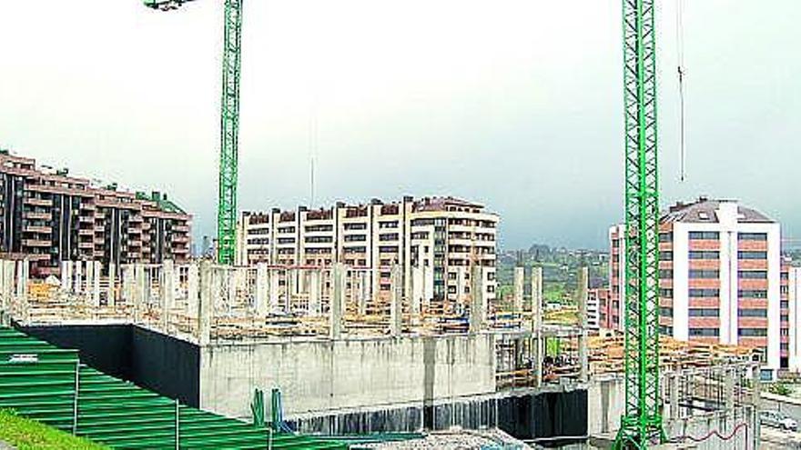 Edificio en construcción en Montecerrao, una de las zonas de expansión de la ciudad.
