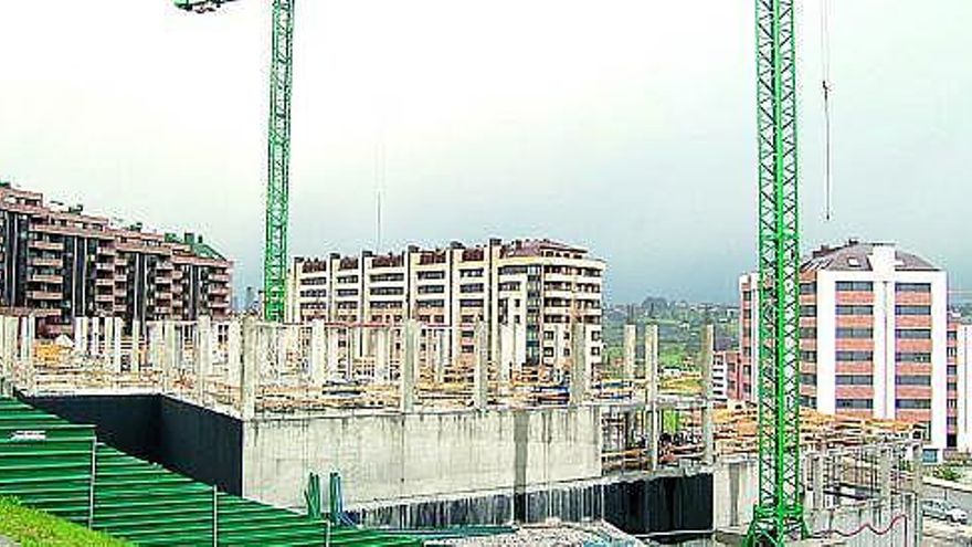 Edificio en construcción en Montecerrao, una de las zonas de expansión de la ciudad.