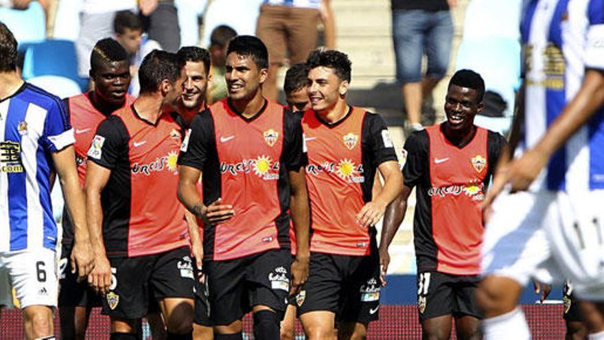 Los jugadores del Almería celebran uno de sus goles.