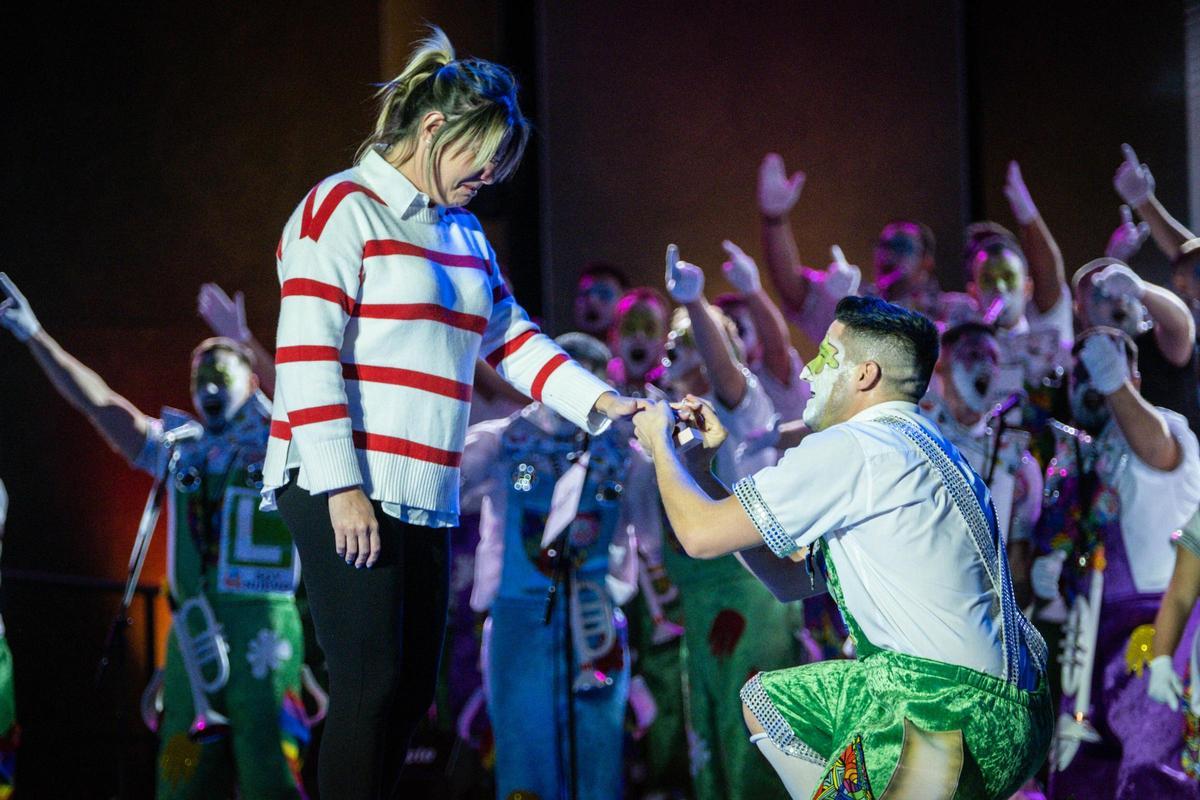 Javier Vera, El Sate, le pide matrimonio a su novia justo en el final del segundo tema de Trapaseros.