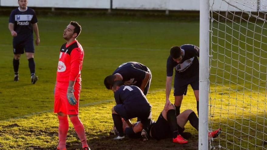 Los jugadores del Marino celebran el segundo gol de Boris al Tineo ante la desolación de Javier Menes.