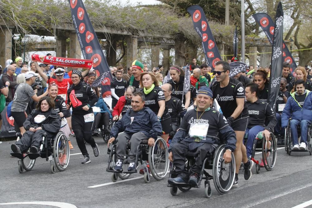 Más de 4.000 corredores toman la salida en Samil del medio maratón.