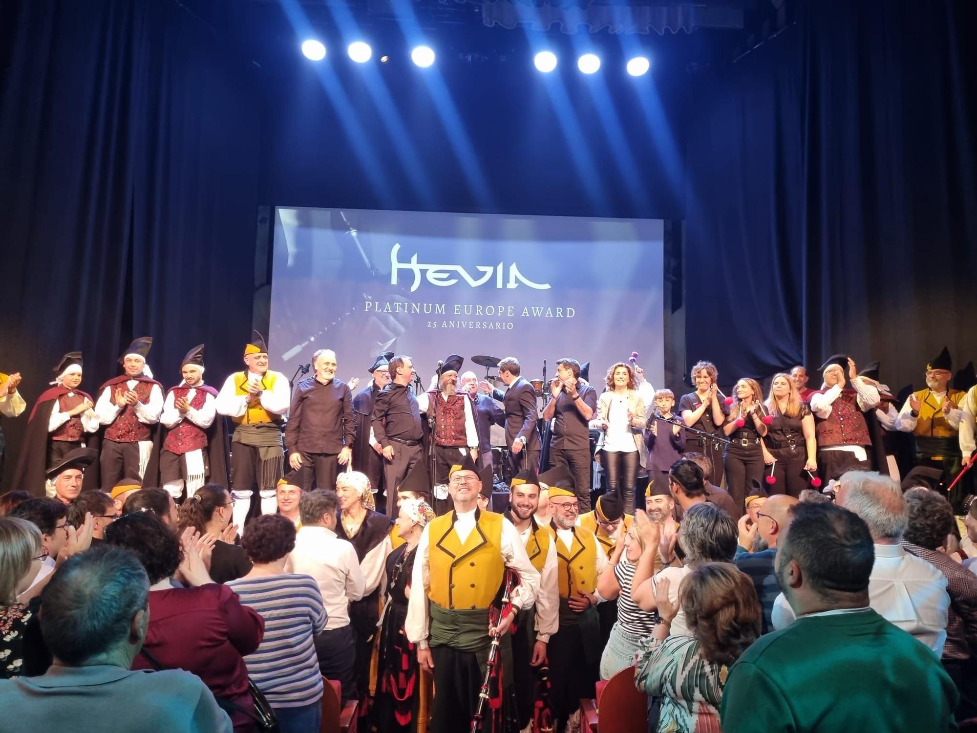 EN IMÁGENES | Hevia celebra los 25 años de "Tierra de nadie" con lleno en el teatro La Latina de Madrid