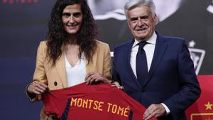 Montse Tomé, nueva seleccionadora española de fútbol, y Pedro Rocha, presidente interino de la Federación, en Las Rozas. /