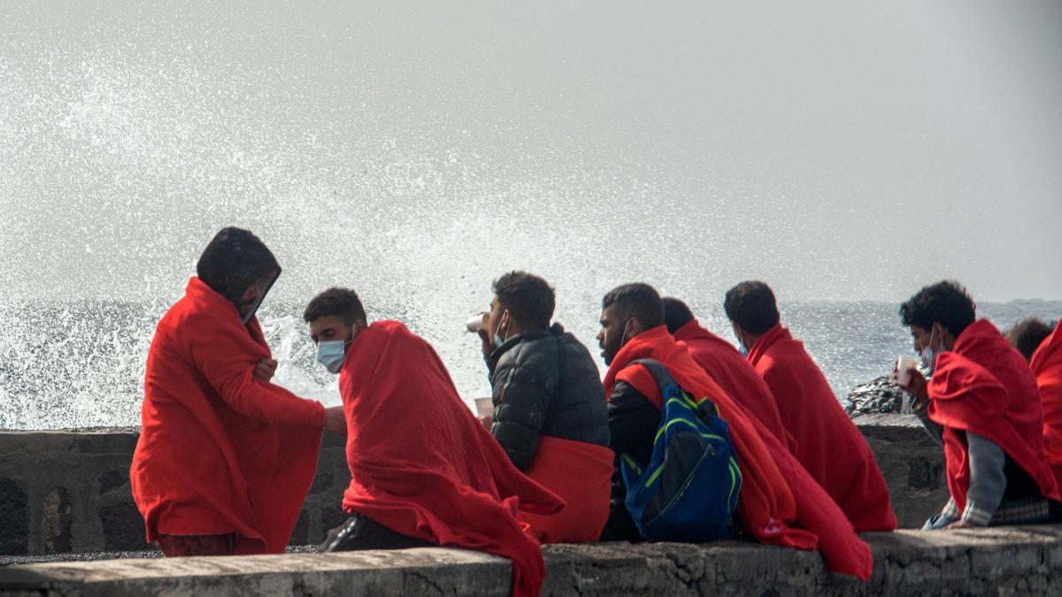 Rescatados 60 inmigrantes, entre ellos cinco bebés, a 80 km de Fuerteventura