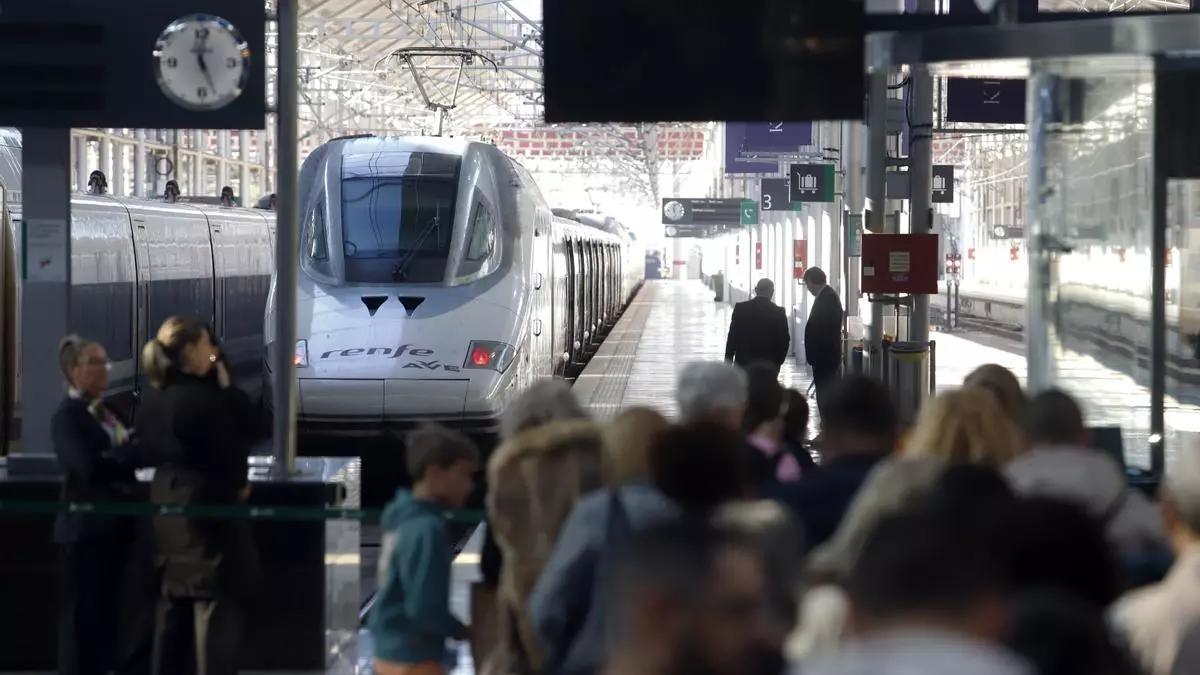 Llegada de trenes a la estación de Málaga María Zambrano.