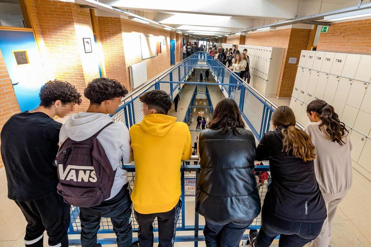 Varios jóvenes en un instituto de Alicante, en una imagen de archivo