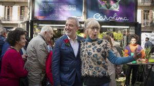 El alcalde Jaume Collboni con la florista Carolina en la Rambla de Barcelona