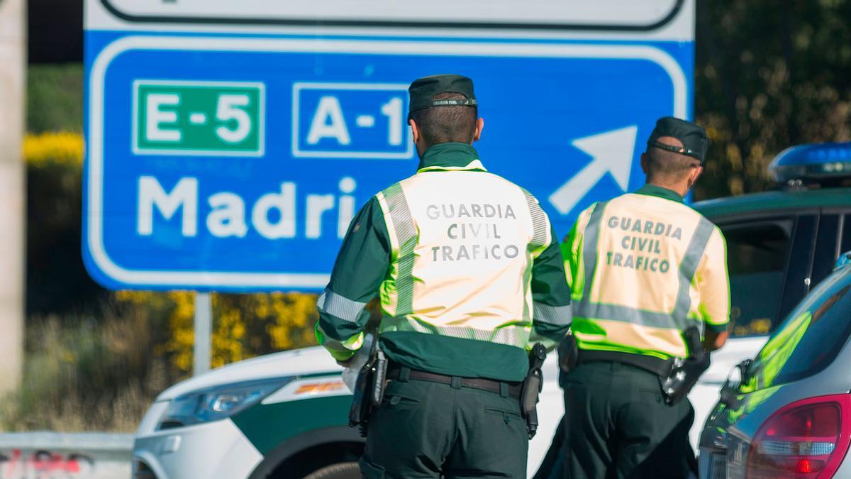 La Guardia civil ya revisa las guanteras del coche en busca de esta chaqueta obligatoria: este es el número que hay que tener