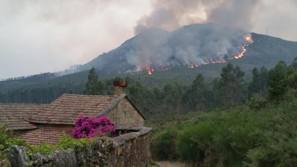 Incendios en Galicia | El fuego de Porto do Son arrasa el monte de A Curota