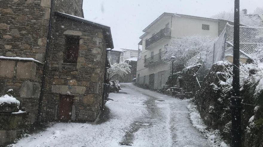 GALERÍA | La nieve tiñe Porto de Sanabria de blanco en pleno abril