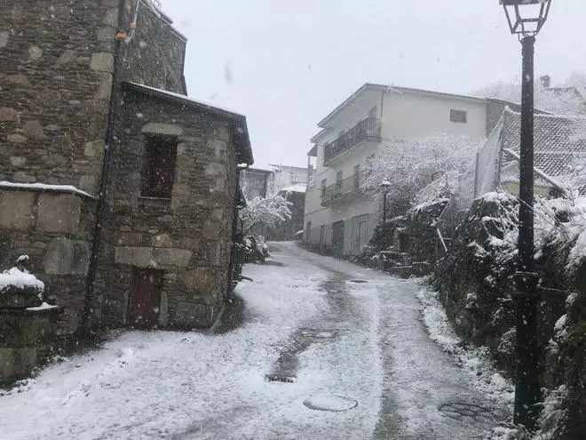 GALERÍA | La nieve tiñe Porto de Sanabria de blanco en pleno abril