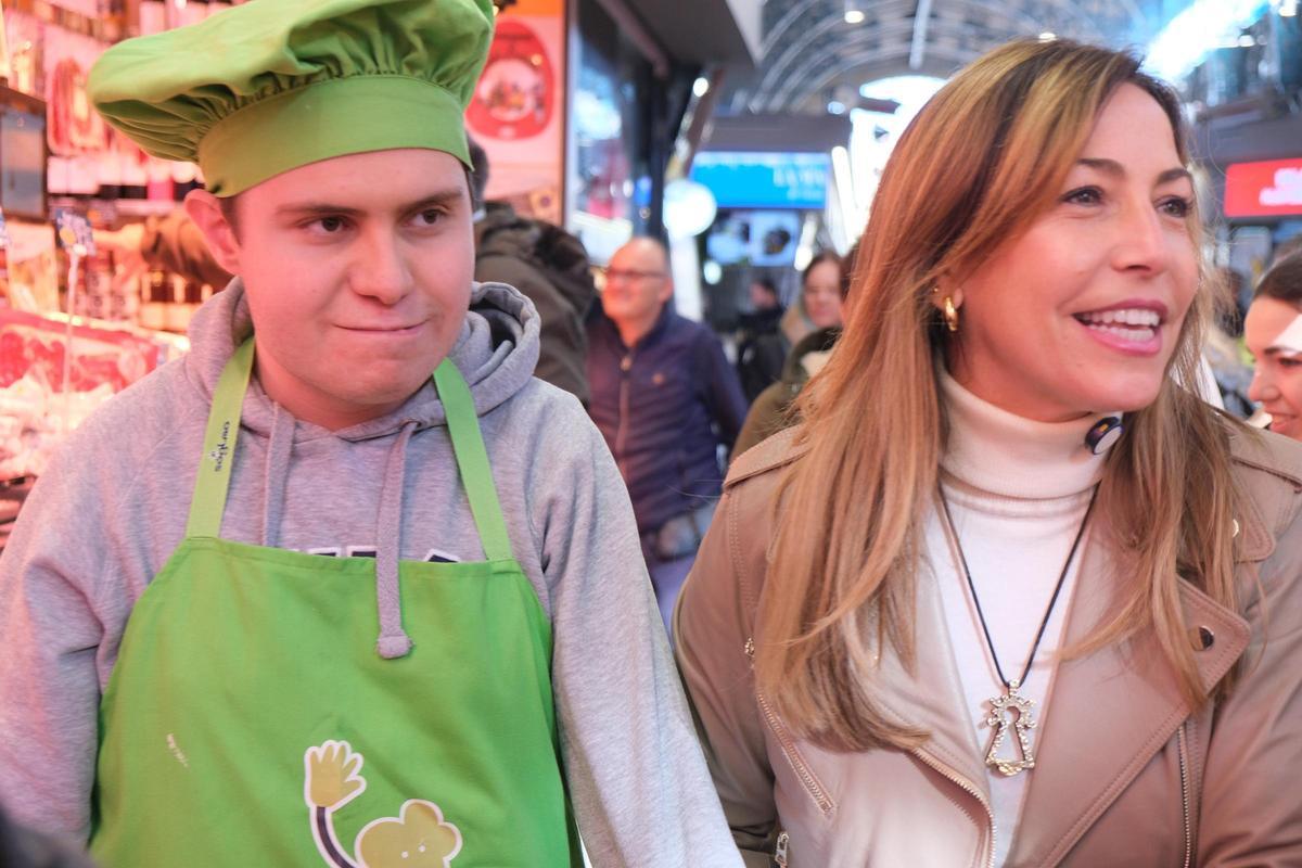 Natalia Chueca junto a uno de los alumnos miembros del Club Inclucina este año