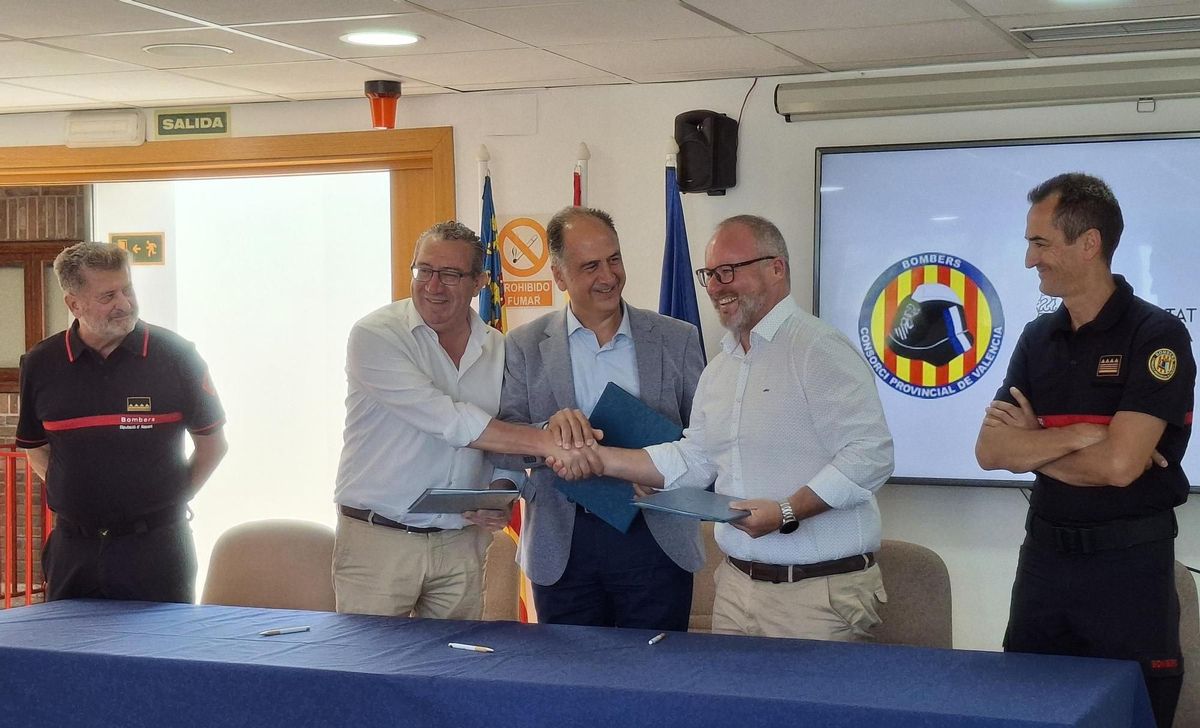 Toni Pérez y Avelino Mascarell se dan la mano y, entre ellos, el conseller de Emergencias /