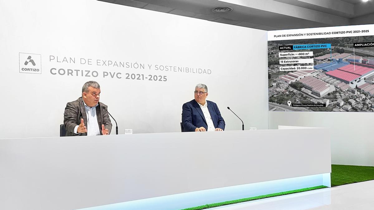 Daniel Laiz, director general de la división de Arquitectura, junto a Estanislao Suárez, gerente de Cortizo PVC, en una presentación. // Cortizo