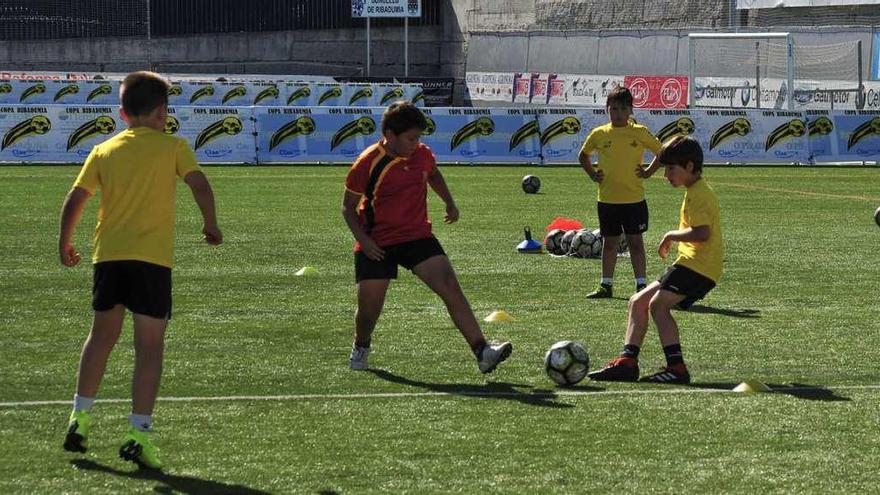 El equipo benjamín del Ribadumia realizó ayer su último entrenamiento antes del arranque de una cita en la que es anfitrión. // I. Abella