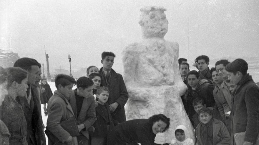 Cuando Gijón quedó cubierto por 20 centímetros de nieve: así es la espectacular donación de fotos al Muséu del Pueblu de Asturies