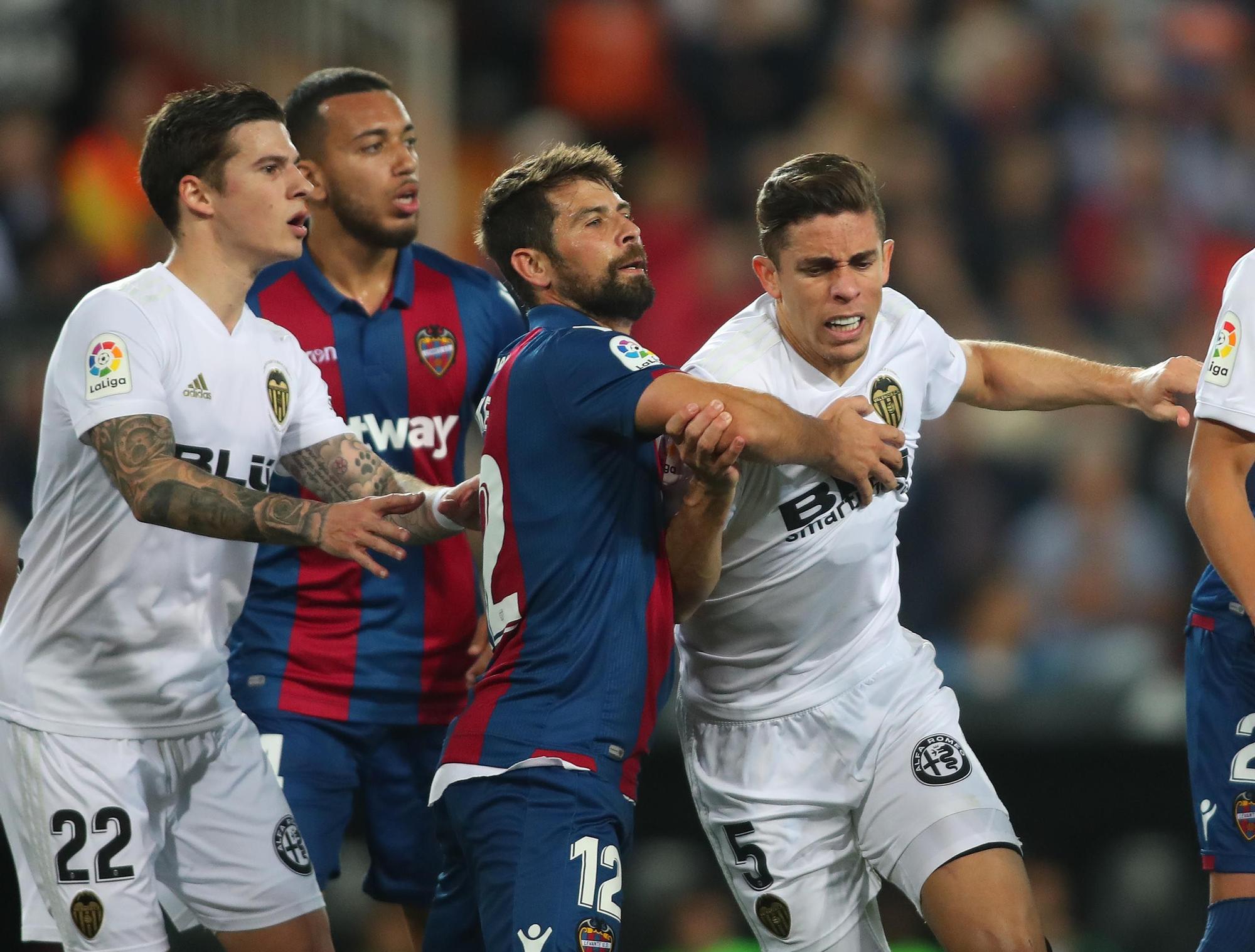 Album de fotos histórico del derbi entre el Valencia y el Levante