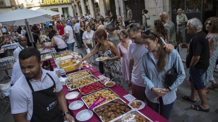 Alguns assistents a la Cuina al Carrer degustaven ahir els tastets al Barri Vell