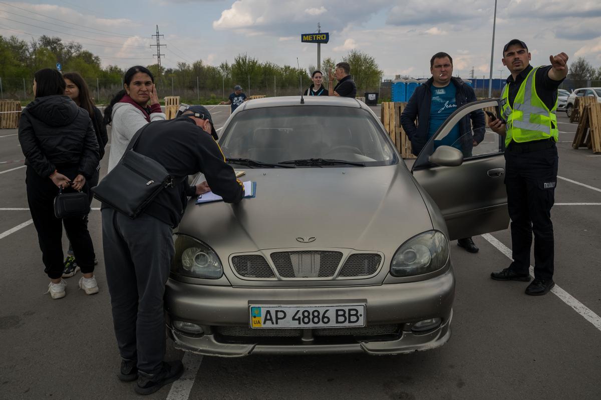 Uno de los modelos aparcados en el estacionamiento de un centro comercial en Zaporiyia (Ucrania)