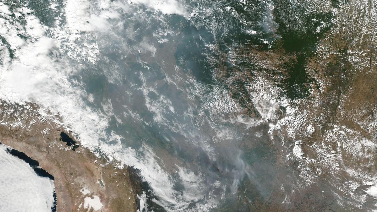 El humo de los incendios se extiende por la Amazonía.
