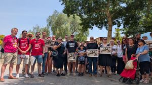 Protesta de Ampas y sindicatos  educativos frente al Ceip Orba de Alfafar, uno de los más afectados por la riada.