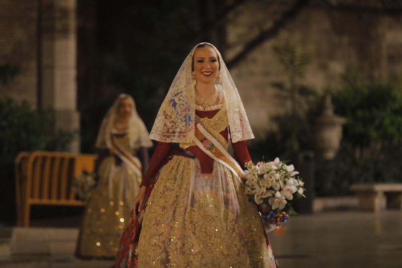 Marina Civera y su corte de honor en la Ofrenda de las Fallas 2019.