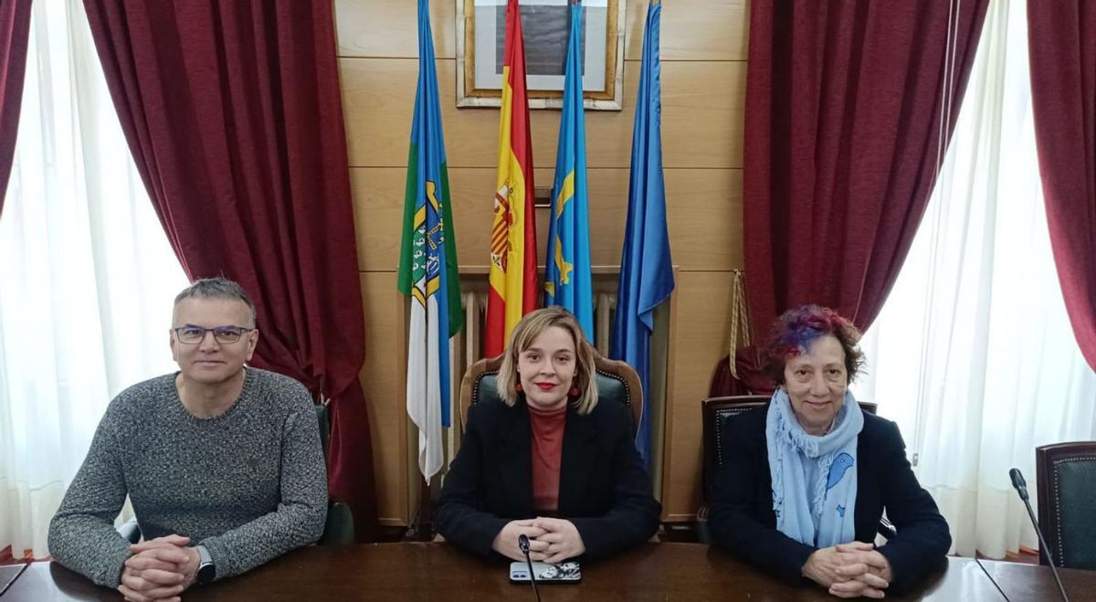 Avelino Mariño (Cruz Roja), Marina Casero, concejala de Cooperación, e Inmaculada González-Carbajal. | LNE