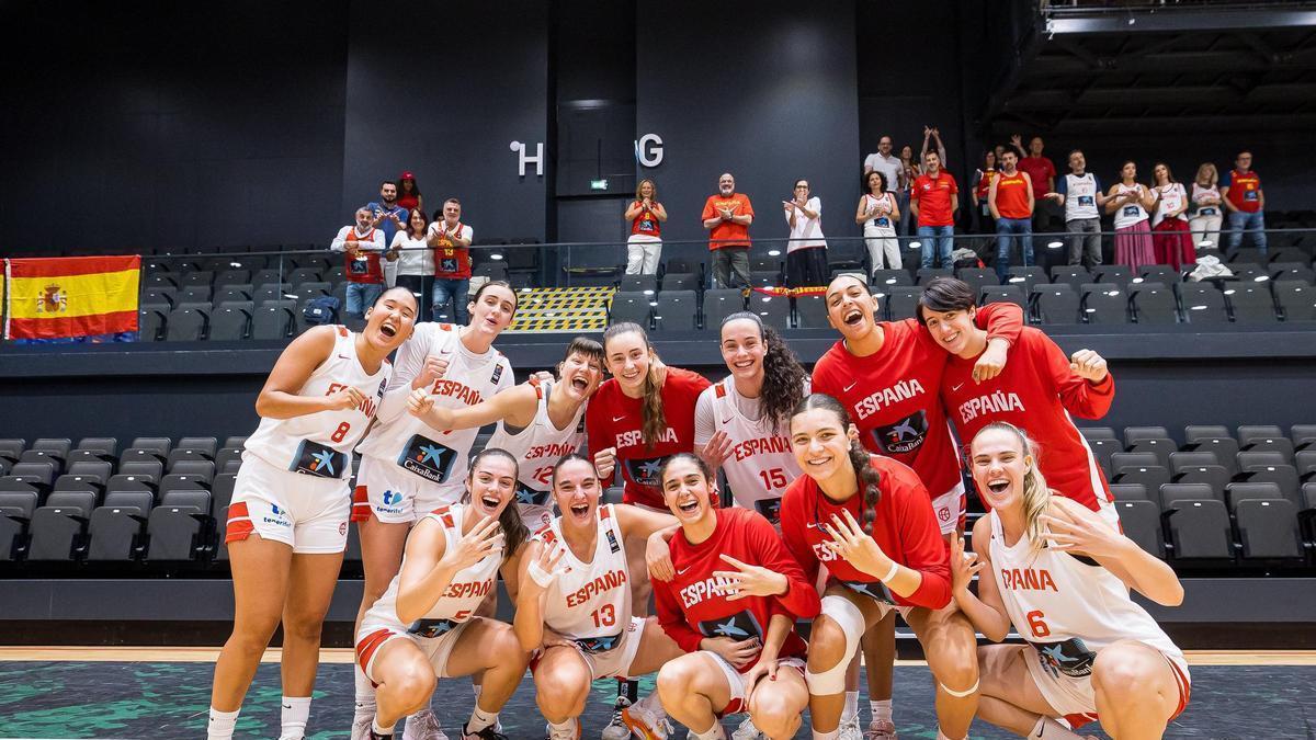 El equipo celebra el pase a cuartos