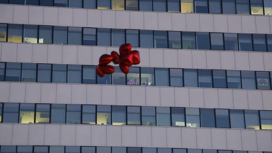 Una imagen de la fachada del HUCA y parte de los globos que han decorado el centro sanitario