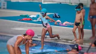 La tramitación online llega a las instalaciones deportivas de Santa Cruz: adiós a la perforación de un papel para poder acceder a la Piscina Municipal