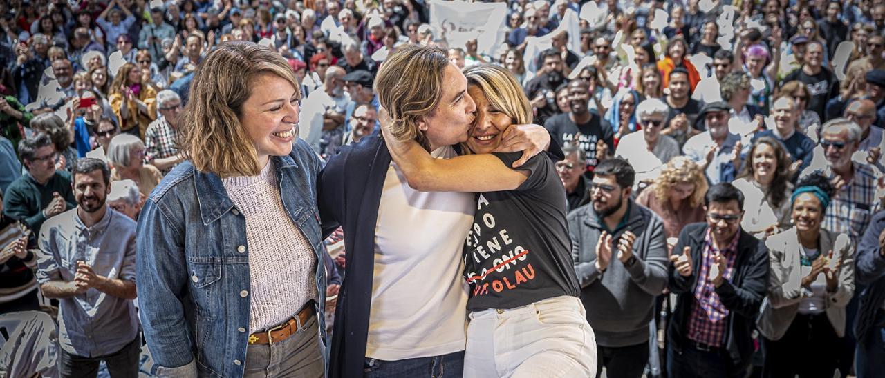 Ada Colau, flanqueada por Yolanda Díaz y Janet Sanz, en un acto electoral en Nou Barris