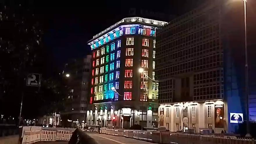 El edificio del Banco Pastor, iluminado por su centenario