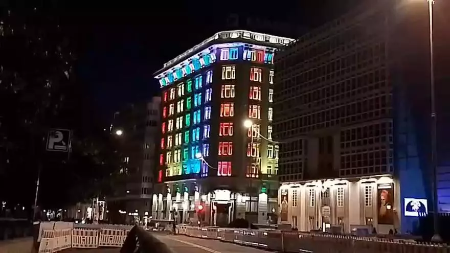 El edificio del Banco Pastor, iluminado por su centenario