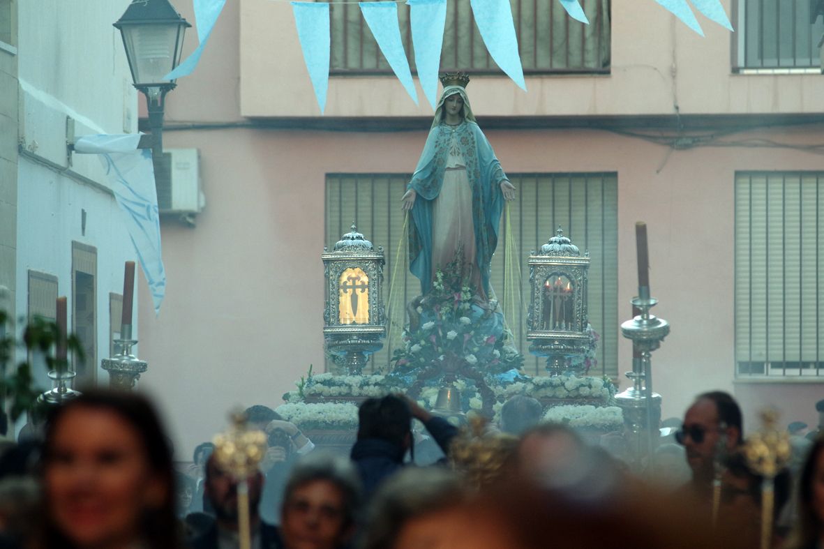 Procesión de la Virgen Milagrosa por El Molinillo con motivo del 160 aniversario del colegio La Goleta