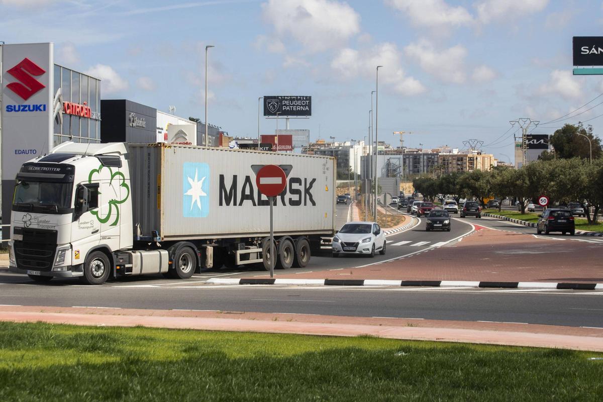 Un camión circula por el área empresarial Fuente del Jarro.