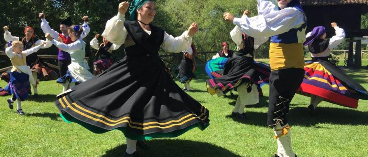 Miembros de &quot;Picos de Europa&quot; durante un baile.