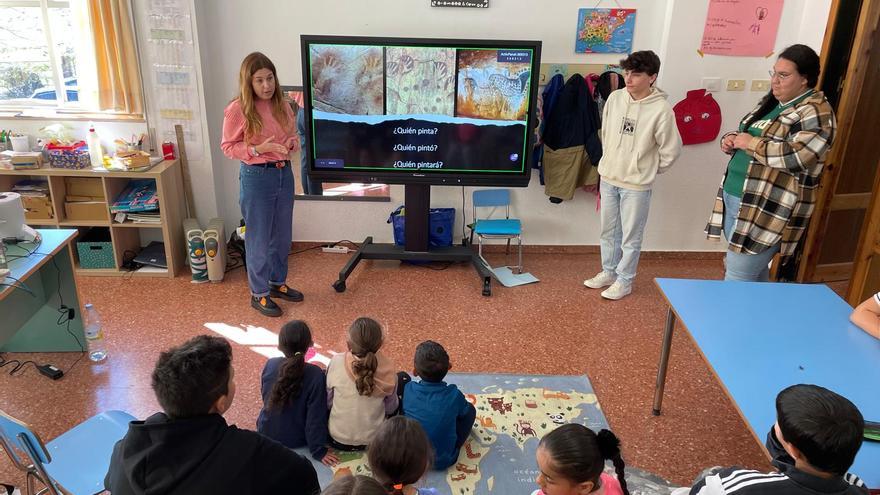 La historia antinazi de Ceija Stojka inspira genios artísticos en el colegio de Granda