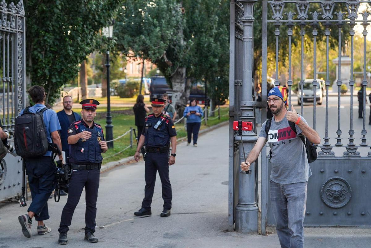 Los Mossos blindan el Parlament a la espera de Puigdemont