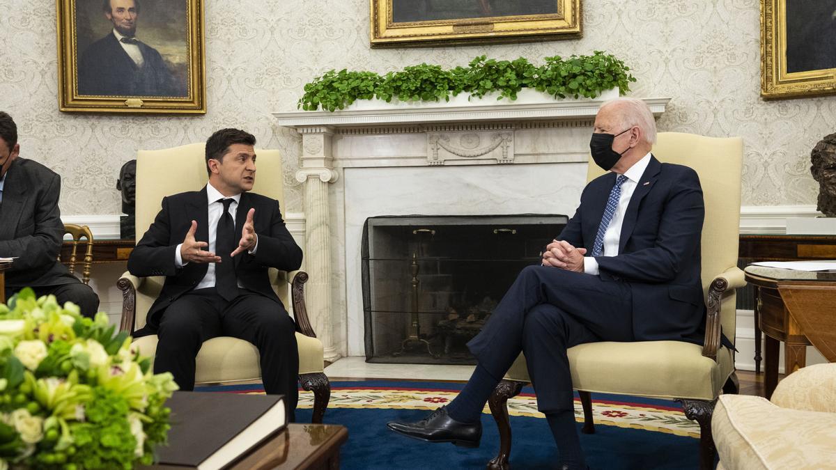 Joe Biden junto a Volodímir Zelenski, en 2021.