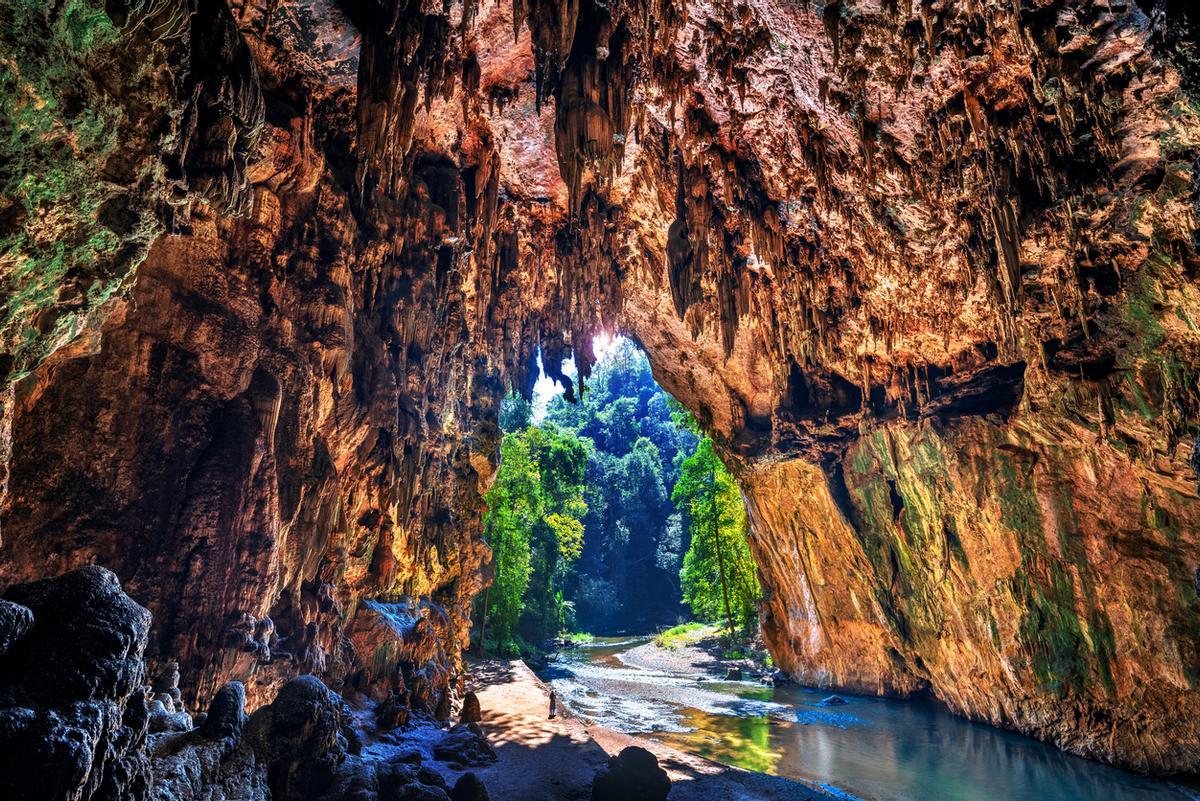 La espectacular cueva Tham Lod está atravesada por el río Lang y destaca por sus enormes bóvedas de piedra caliza. Es famosa por su colonia de miles de murciélagos y vencejos, y por los misteriosos ataúdes de teca prehistóricos (hechos por la antigua tribu Lawa) esparcidos por su interior