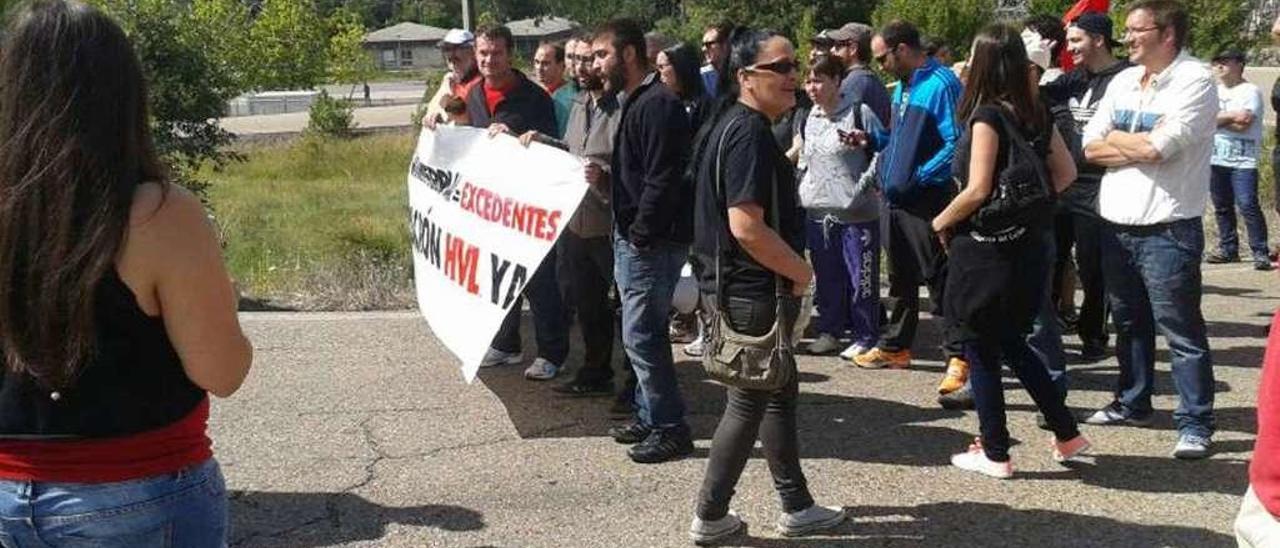 Mineros de la Vasco Leonesa protestan por los despidos ante la térmica de La Robla, en una imagen de archivo.