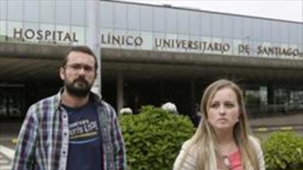 Los padres de la pequeña Andrea, ayer a las puertas del hospital de Santiago.