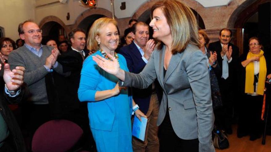 Fátima Báñez, junto a Mercedes Fernández y el alcalde de Grado, Antonio Rey, segundos antes del mitin.